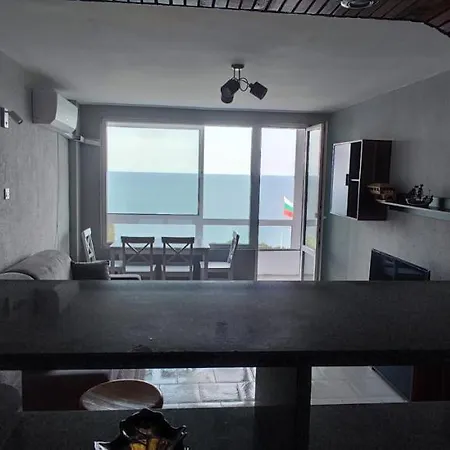 Sea View Flora Апартамент